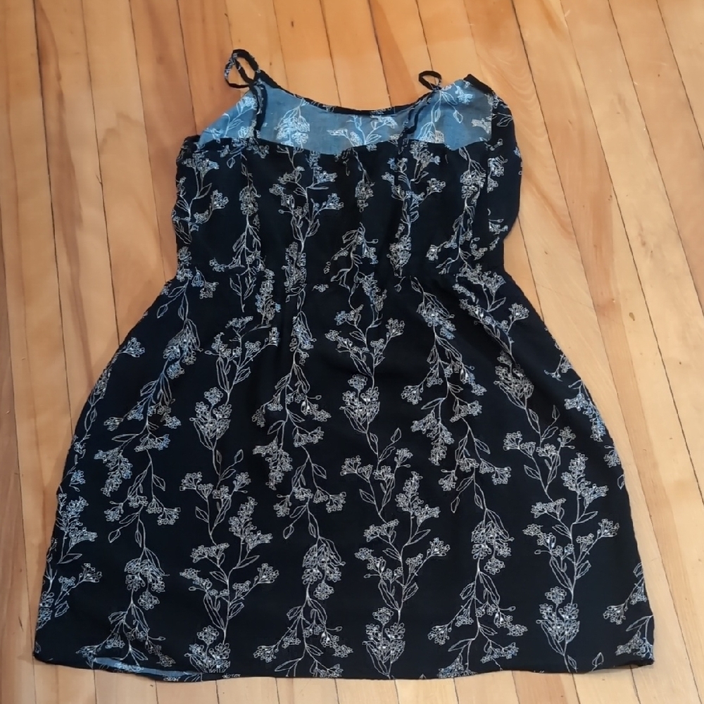 Chic Black Dress with Floral Design - Picture 8 of 9